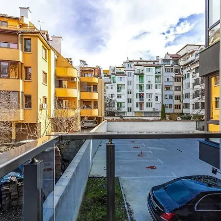Brand New Modern 1br With Private Parking Included アパート