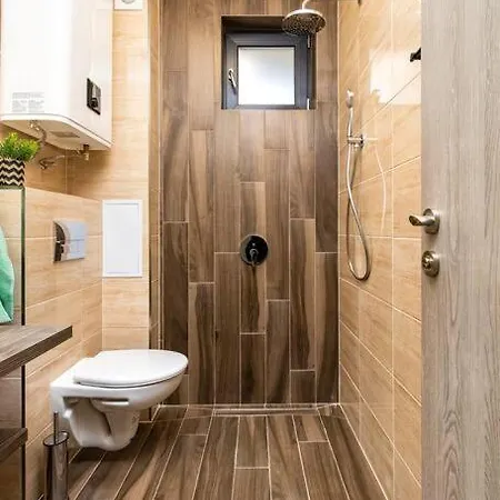 Brand New Modern 1br With Private Parking Included アパート