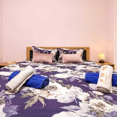 Brand New Modern 1br With Private Parking Included アパート